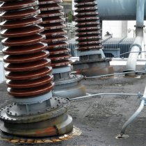 Nieszczelne połączenia kołnierzowe i śrubowe podstacji elektrycznej