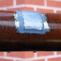Miejscowa naprawa znacznego uszkodzenia korozyjnego rury, na której osadza się kondensat, z użyciem materiału Belzona 1212