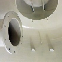 Nakładanie pierwszej powłoki z materiału Belzona 1331 we wnętrzu zbiornika procesowego