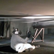 Nakładanie powłoki z materiału Belzona 1331 na dno barki