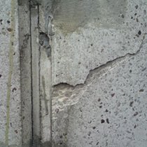 Spękany komin betonowy