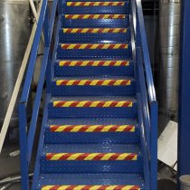 Materiał Belzona 4411 (Granogrip) w kolorach czerwonym i żółtym sygnalizujących zagrożenie