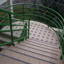 Kompleksowy system bezpieczeństwa Belzona 4411 (Granogrip) zastosowany na zwisach stopni