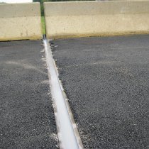 Szczelina dylatacyjna uszczelniona z użyciem produktu Belzona 4521 (Magma-Flex Fluid) przy minimalnym zakłóceniu ruchu