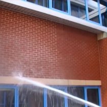 Właściwości hydrofobowe materiału Belzona 5122 (Clear Cladding Concentrate) udowadnia fragment ściany po lewej