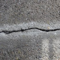Pęknięcia betonu na balkonie po przygotowaniu powierzchni