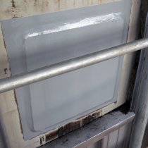 Uszkodzenie korozyjne pod izolacją naprawione z użyciem płyty spajanej i powłoki Belzona 5811 (Immersion Grade)