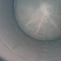 Wewnętrzne ściany zbiornika pokryte powłoką zabezpieczającą przed korozją